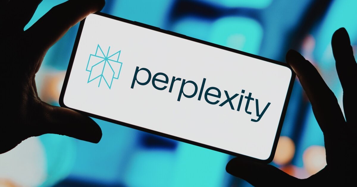 Perplexity AI — нейросеть-поисковик на экране смартфона